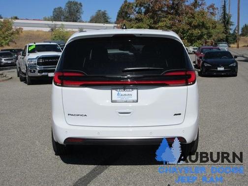 2026 Chrysler Pacifica Select