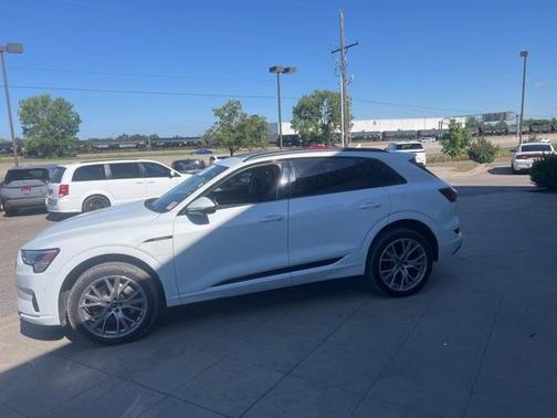 2021 Audi e-tron Prestige