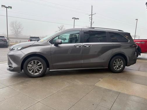2024 Toyota Sienna XLE