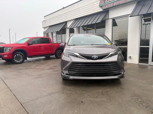 2024 Toyota Sienna XLE