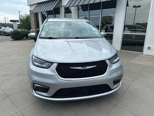 2023 Chrysler Pacifica Touring-L