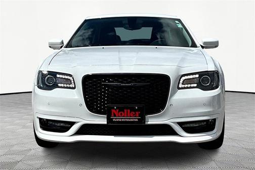 2023 Chrysler 300 Touring L