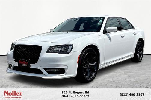 2023 Chrysler 300 Touring L