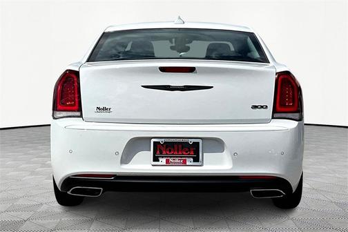 2023 Chrysler 300 Touring L