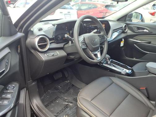 Mosaic Black Metallic 2026 Chevrolet Trax ACTIV