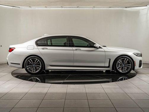 Mineral White Metallic 2022 BMW 750 i xDrive