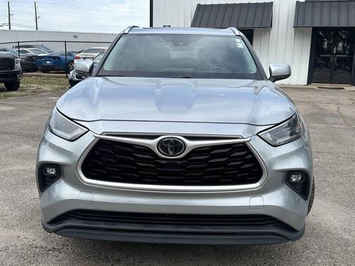 Celestial Silver Metallic 2021 Toyota Highlander XLE