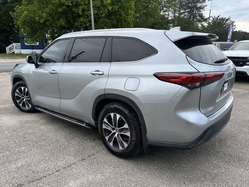 Celestial Silver Metallic 2021 Toyota Highlander XLE