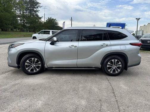 Celestial Silver Metallic 2021 Toyota Highlander XLE
