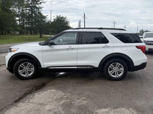 White 2023 Ford Explorer XLT