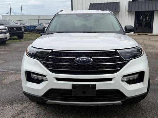 White 2023 Ford Explorer XLT