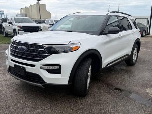White 2023 Ford Explorer XLT