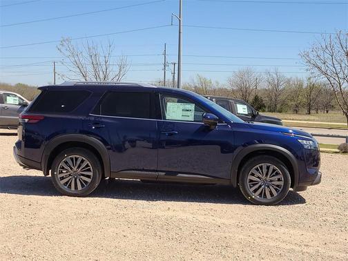 2025 Nissan Pathfinder SL