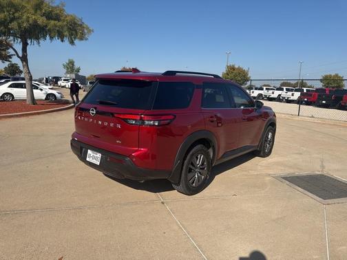 2024 Nissan Pathfinder SV