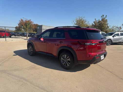 2024 Nissan Pathfinder SV