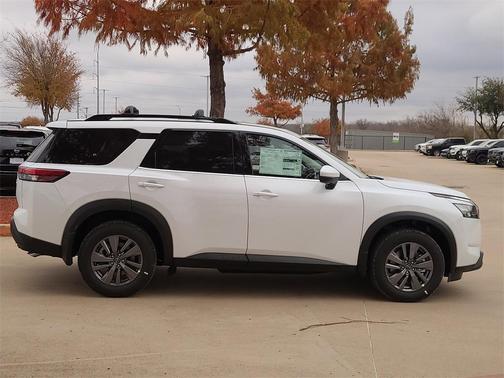 2025 Nissan Pathfinder SV