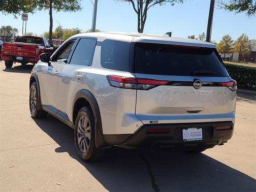 2025 Nissan Pathfinder S