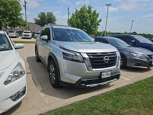 2024 Nissan Pathfinder SL