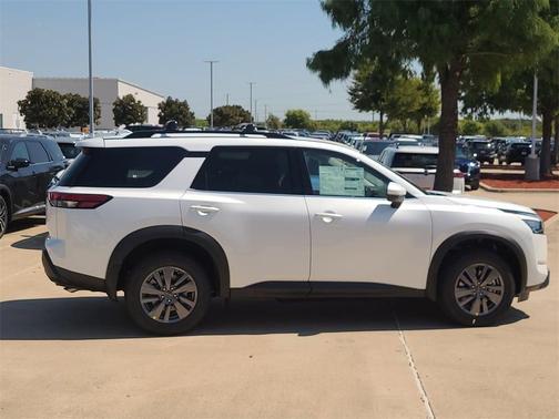 2025 Nissan Pathfinder SV