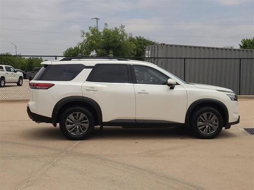 2024 Nissan Pathfinder SV
