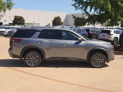 2025 Nissan Pathfinder SL