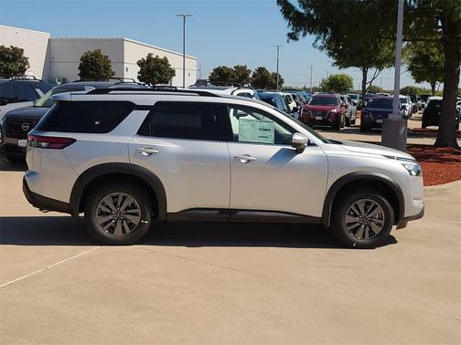 2025 Nissan Pathfinder SV