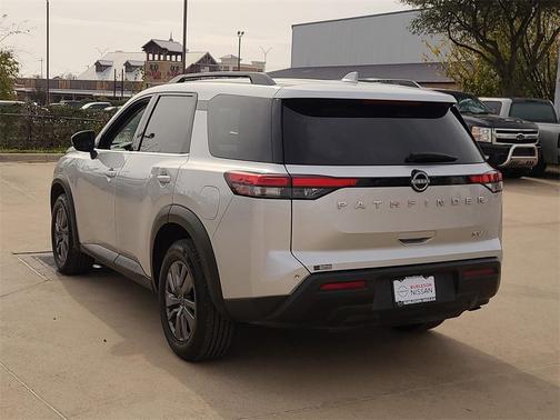 2024 Nissan Pathfinder SV