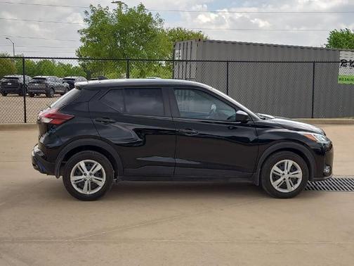Super Black 2025 Nissan Kicks Play S
