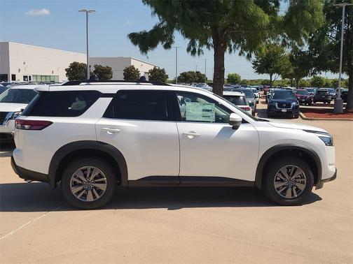 2025 Nissan Pathfinder SV