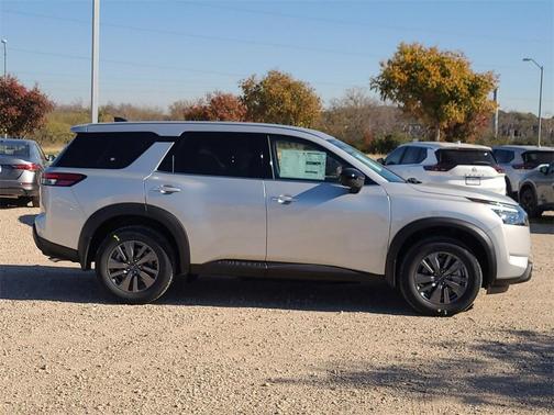 2025 Nissan Pathfinder S