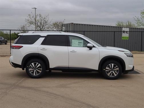 2025 Nissan Pathfinder SL