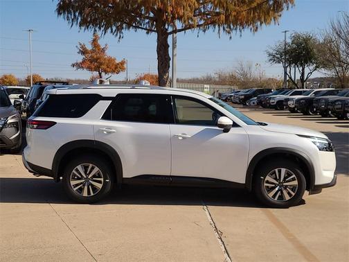 2025 Nissan Pathfinder SL