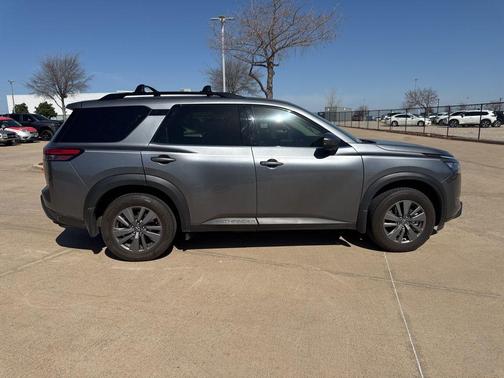 2024 Nissan Pathfinder SV