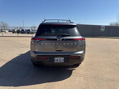 2024 Nissan Pathfinder SV