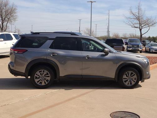 2024 Nissan Pathfinder SV