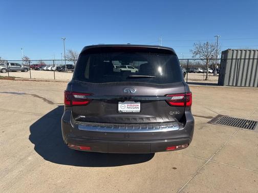 2022 INFINITI QX80 Luxe