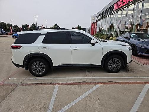 2022 Nissan Pathfinder SV