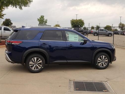 2025 Nissan Pathfinder SL