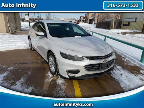White 2018 Chevrolet Malibu LT Sedan