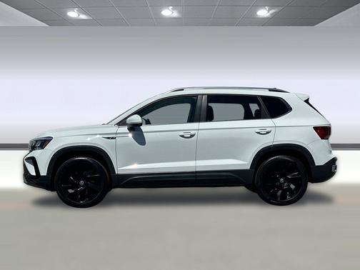 White 2024 Volkswagen Taos 1.5T SE