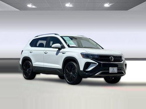 White 2024 Volkswagen Taos 1.5T SE
