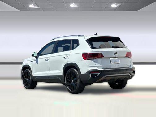 White 2024 Volkswagen Taos 1.5T SE