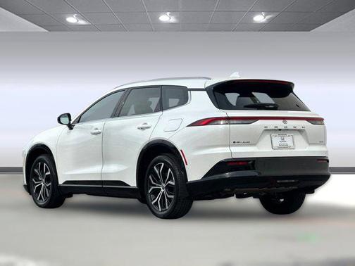 2025 Toyota Crown Signia XLE