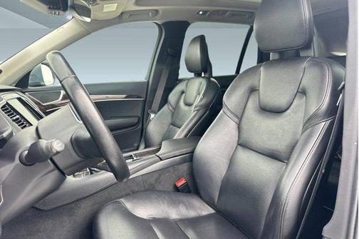 2017 Volvo XC90 T6 Momentum