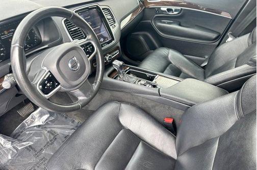 2017 Volvo XC90 T6 Momentum
