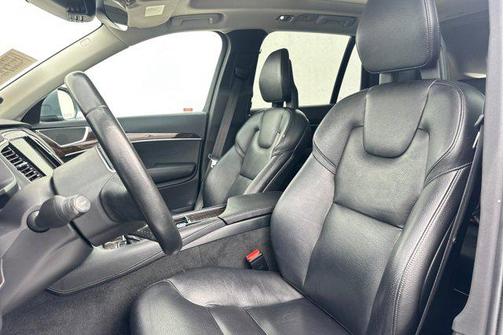 2017 Volvo XC90 T6 Momentum