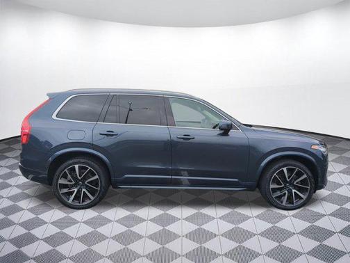 2022 Volvo XC90 T6 Momentum