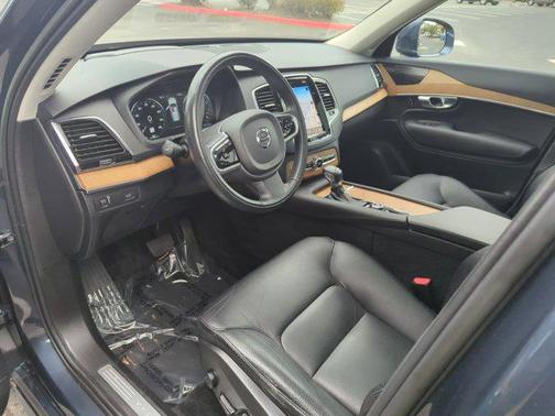 2022 Volvo XC90 T6 Momentum