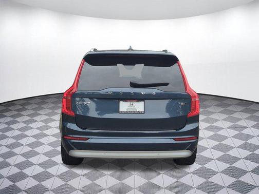 2022 Volvo XC90 T6 Momentum