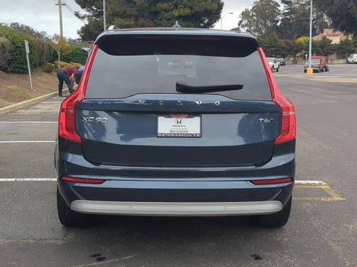 2022 Volvo XC90 T6 Momentum